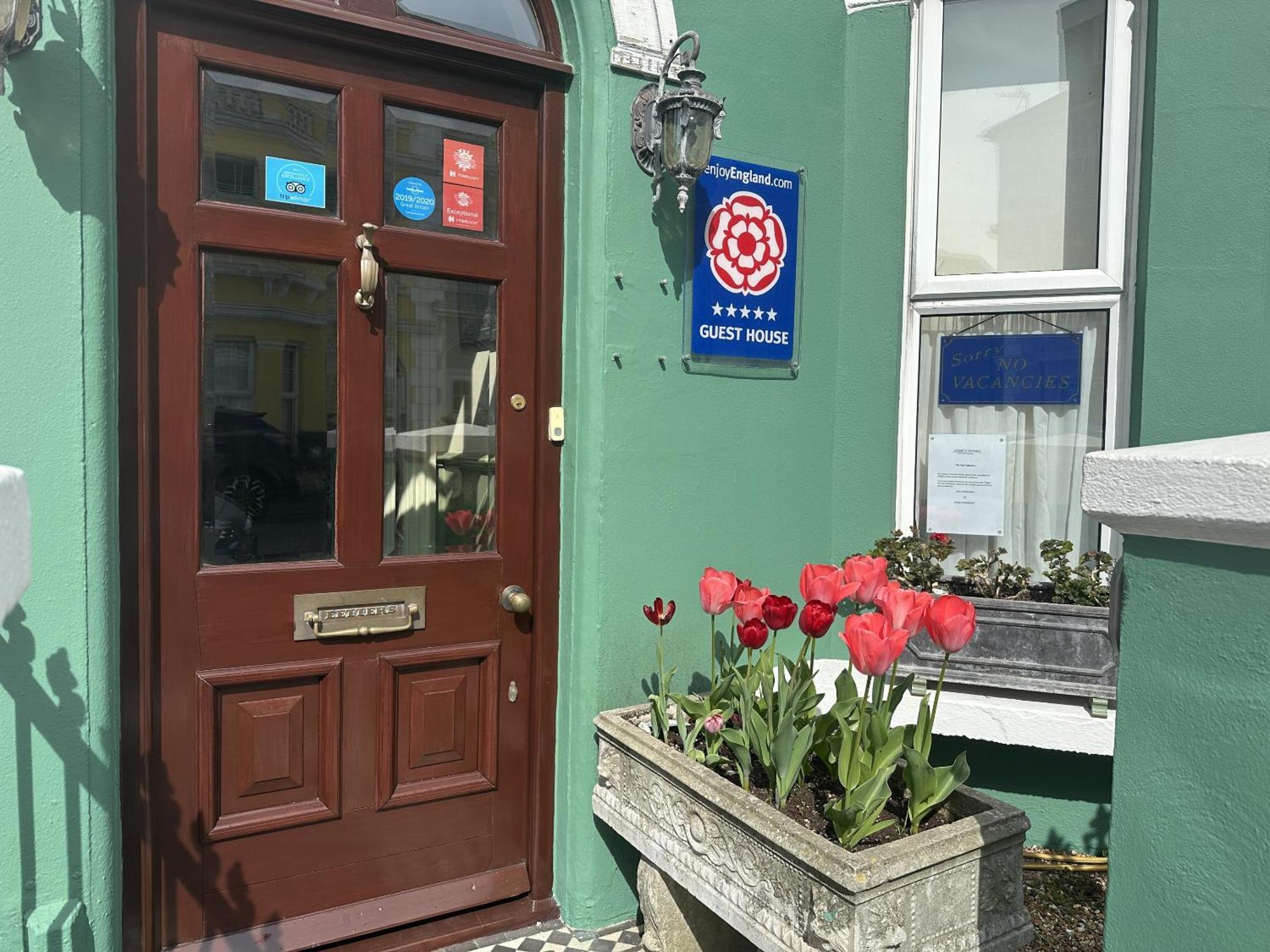 Albert & Victoria Guest House Eastbourne Bagian luar foto